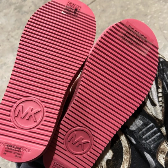 Brand new MK faux fur size 6 boots - Picture 3 of 3